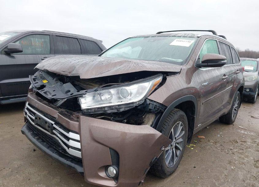 Photo 6 of 2017 Toyota Highlander HYBRID XLE (VIN 5TDJGRFH7HS035192)