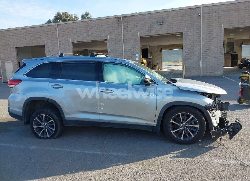 Photo 13 of 2019 Toyota Highlander HYBRID XLE (VIN 5TDJGRFH8KS068239)