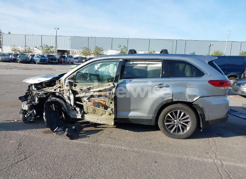 Photo 14 of 2019 Toyota Highlander HYBRID XLE (VIN 5TDJGRFH8KS068239)