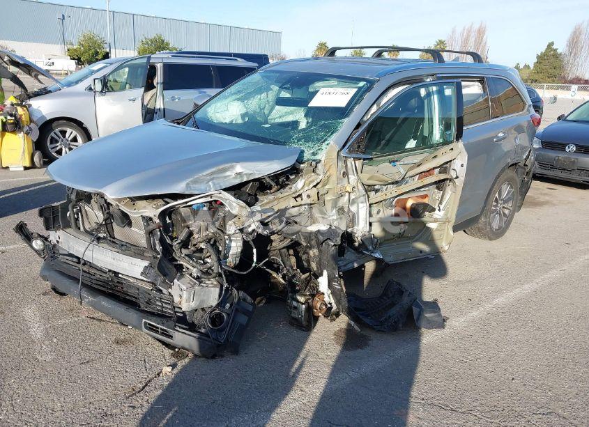 Photo 2 of 2019 Toyota Highlander HYBRID XLE (VIN 5TDJGRFH8KS068239)