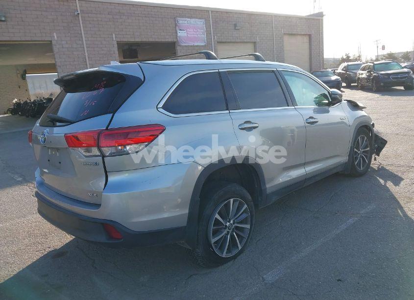 Photo 4 of 2019 Toyota Highlander HYBRID XLE (VIN 5TDJGRFH8KS068239)