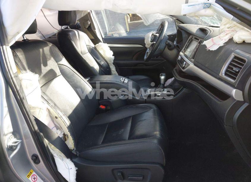 Photo 5 of 2019 Toyota Highlander HYBRID XLE (VIN 5TDJGRFH8KS068239)