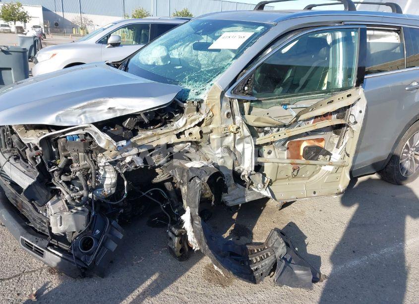 Photo 6 of 2019 Toyota Highlander HYBRID XLE (VIN 5TDJGRFH8KS068239)