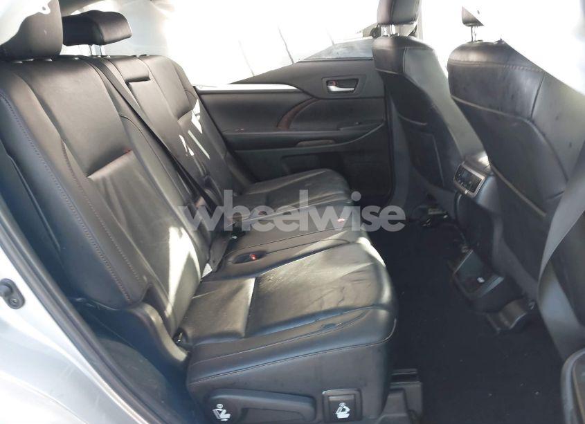 Photo 8 of 2019 Toyota Highlander HYBRID XLE (VIN 5TDJGRFH8KS068239)