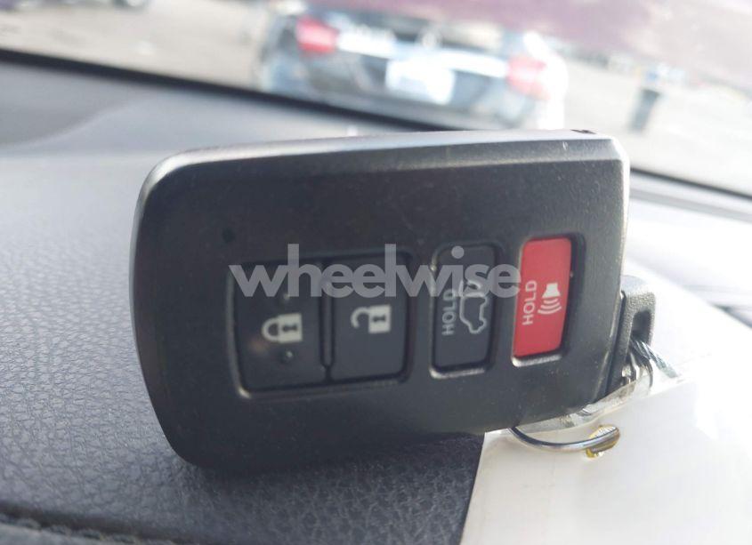 Photo 11 of 2019 Toyota Highlander HYBRID XLE (VIN 5TDJGRFHXKS054780)