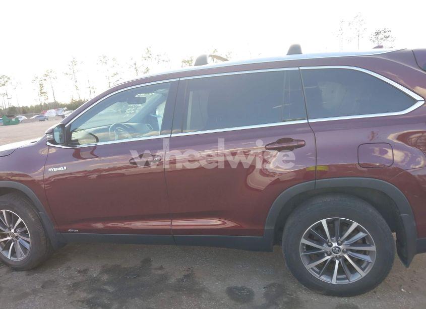 Photo 14 of 2019 Toyota Highlander HYBRID XLE (VIN 5TDJGRFHXKS054780)