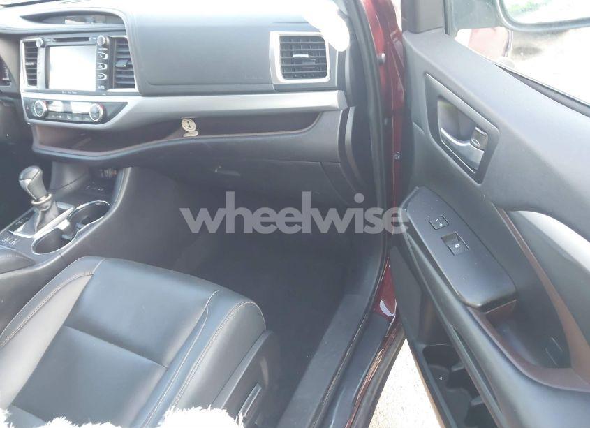 Photo 5 of 2019 Toyota Highlander HYBRID XLE (VIN 5TDJGRFHXKS054780)