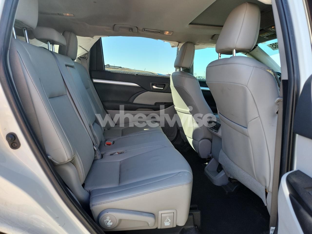 Photo 11 of 2019 TOYOTA HIGHLANDER HYBRID (VIN 5TDJGRFHXKS075693)