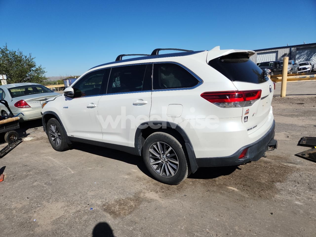 Photo 2 of 2019 TOYOTA HIGHLANDER HYBRID (VIN 5TDJGRFHXKS075693)