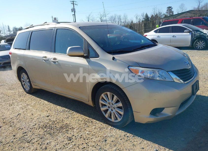 2011 Toyota Sienna LE (VIN 5TDJK3DC0BS019829) main photo