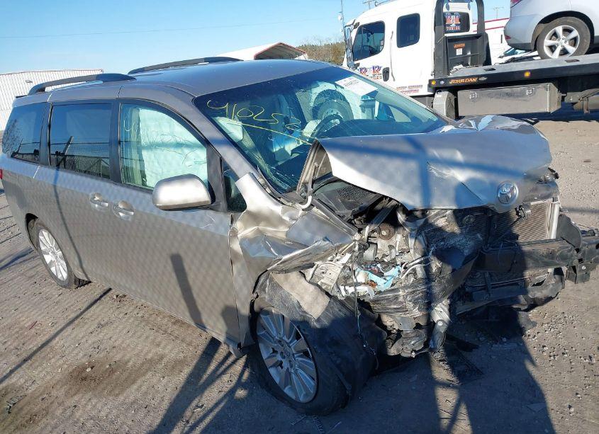 2015 Toyota Sienna LE 7 PASSENGER (VIN 5TDJK3DC0FS094438) main photo