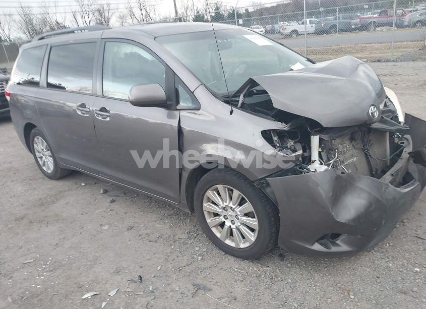 2011 Toyota Sienna LE (VIN 5TDJK3DC2BS001395) main photo