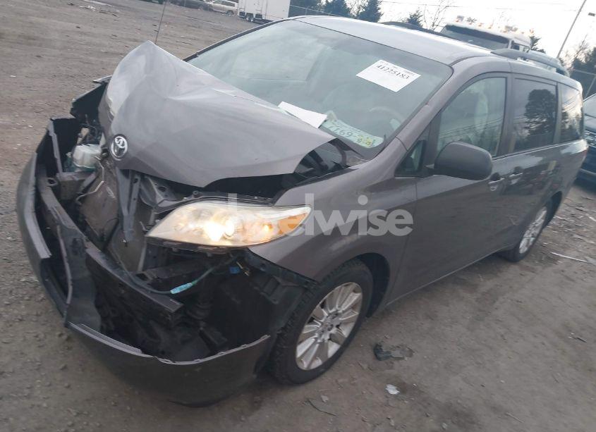 Photo 2 of 2011 Toyota Sienna LE (VIN 5TDJK3DC2BS001395)