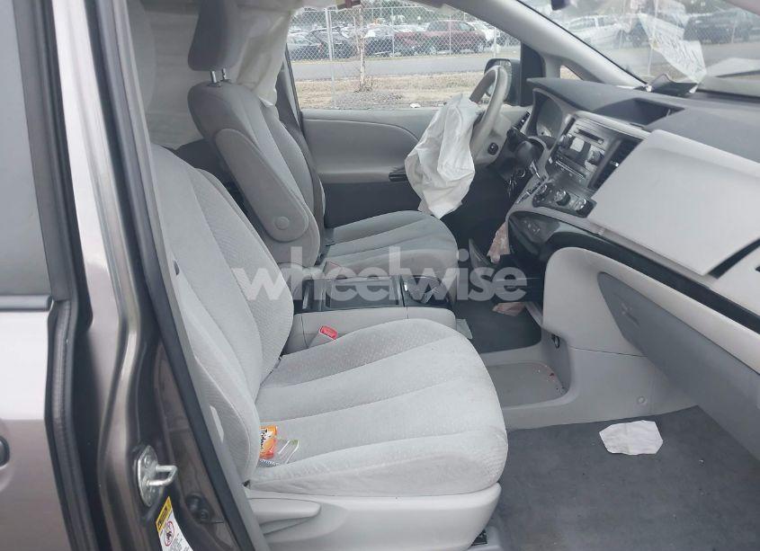 Photo 5 of 2011 Toyota Sienna LE (VIN 5TDJK3DC2BS001395)