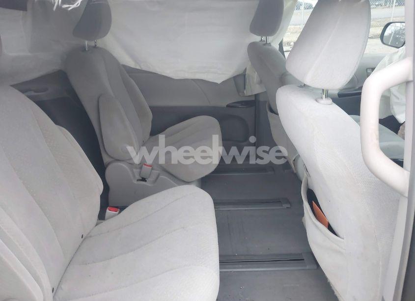 Photo 8 of 2011 Toyota Sienna LE (VIN 5TDJK3DC2BS001395)