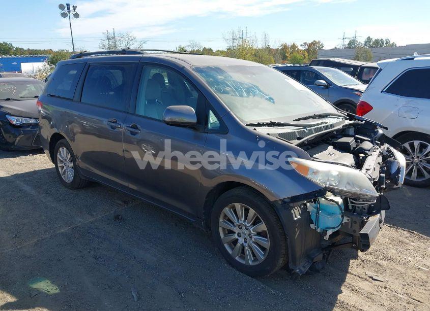 2011 Toyota Sienna LE (VIN 5TDJK3DC2BS004264) main photo