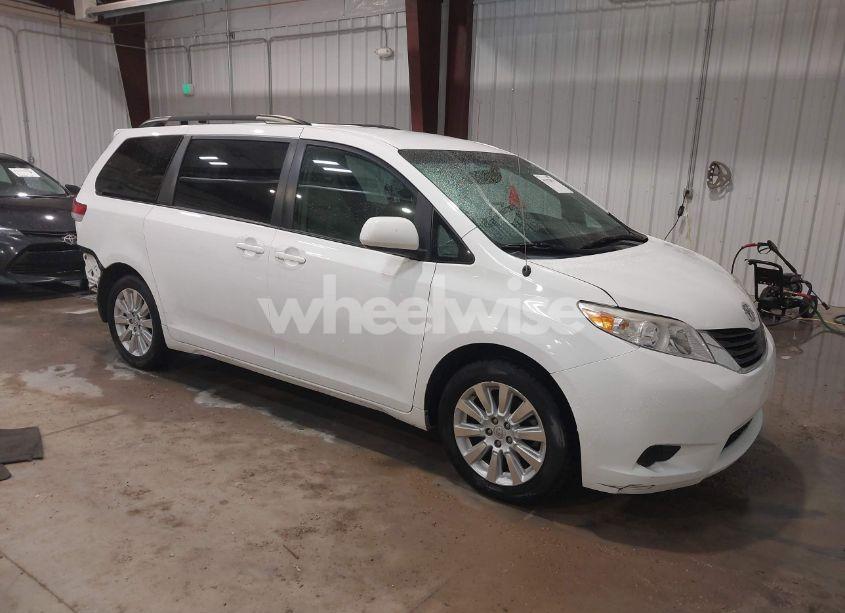 2013 Toyota Sienna LE 7 PASSENGER (VIN 5TDJK3DC2DS049479) main photo