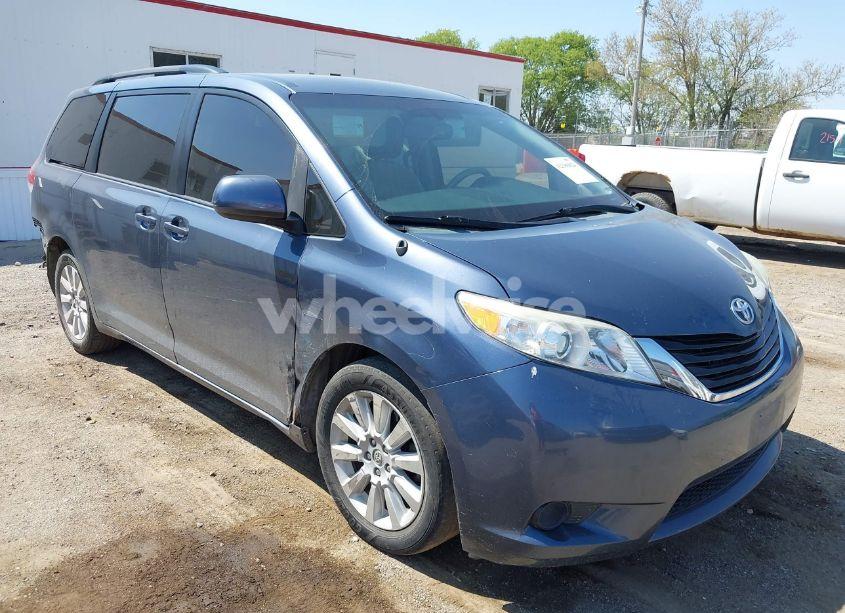 2013 Toyota Sienna LE 7 PASSENGER (VIN 5TDJK3DC2DS061888) main photo