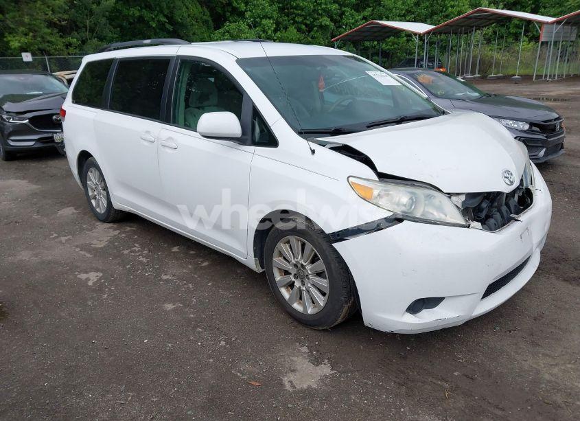2011 Toyota Sienna LE (VIN 5TDJK3DC3BS019775) main photo