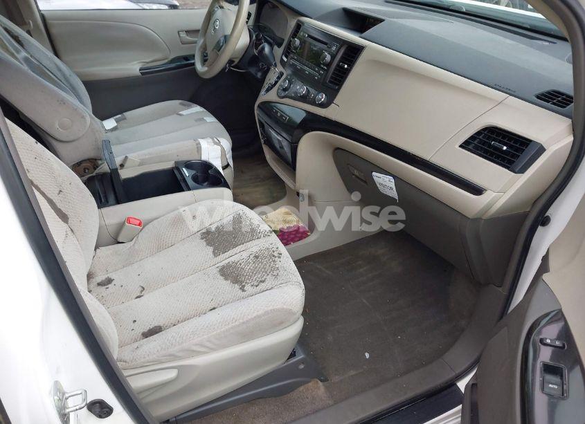 Photo 5 of 2011 Toyota Sienna LE (VIN 5TDJK3DC3BS019775)