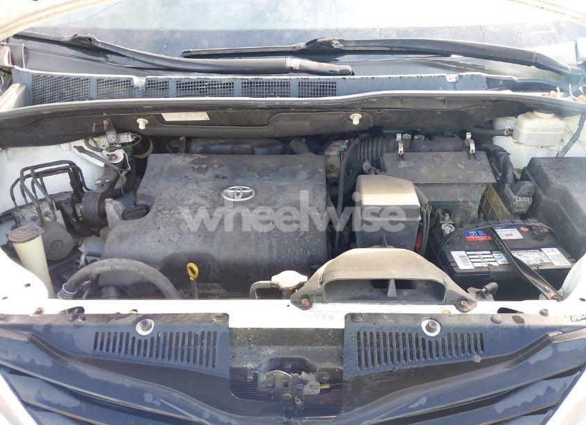 Photo 10 of 2011 Toyota Sienna LE (VIN 5TDJK3DC4BS001981)