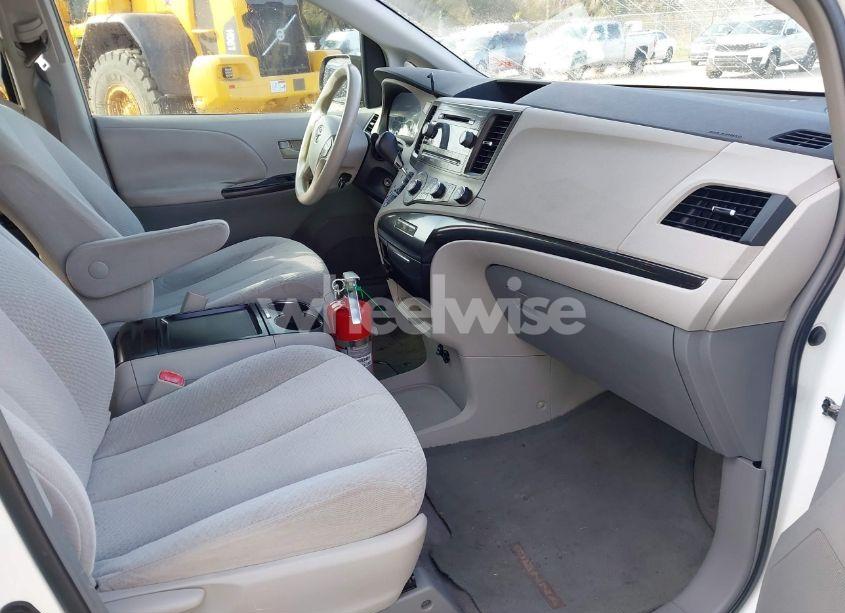 Photo 5 of 2011 Toyota Sienna LE (VIN 5TDJK3DC4BS001981)