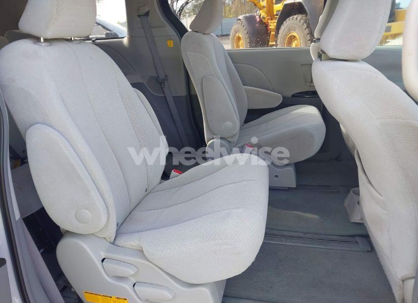 Photo 8 of 2011 Toyota Sienna LE (VIN 5TDJK3DC4BS001981)