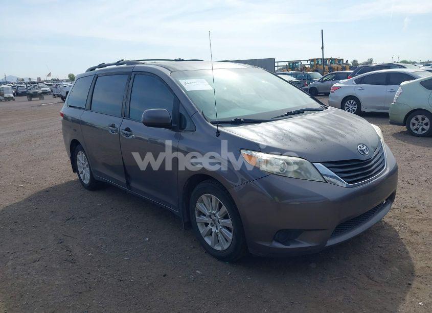 2011 Toyota Sienna LE (VIN 5TDJK3DC4BS010857) main photo