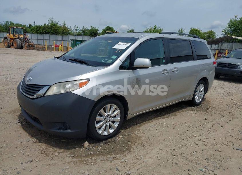 Photo 2 of 2014 Toyota Sienna LE 7 PASSENGER (VIN 5TDJK3DC4ES076068)