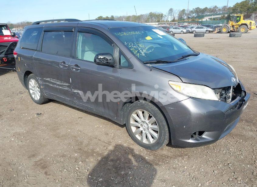 2011 Toyota Sienna LE (VIN 5TDJK3DC5BS001469) main photo