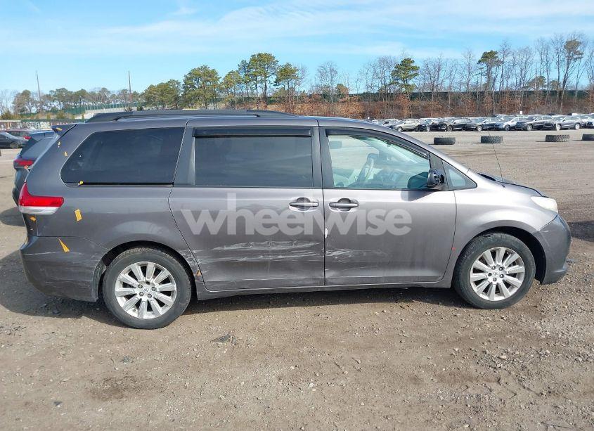 Photo 13 of 2011 Toyota Sienna LE (VIN 5TDJK3DC5BS001469)
