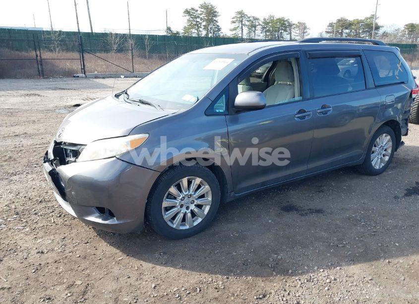 Photo 2 of 2011 Toyota Sienna LE (VIN 5TDJK3DC5BS001469)