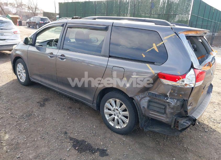 Photo 3 of 2011 Toyota Sienna LE (VIN 5TDJK3DC5BS001469)