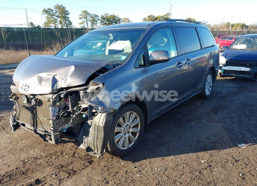 Photo 2 of 2011 Toyota Sienna LE (VIN 5TDJK3DC5BS024881)