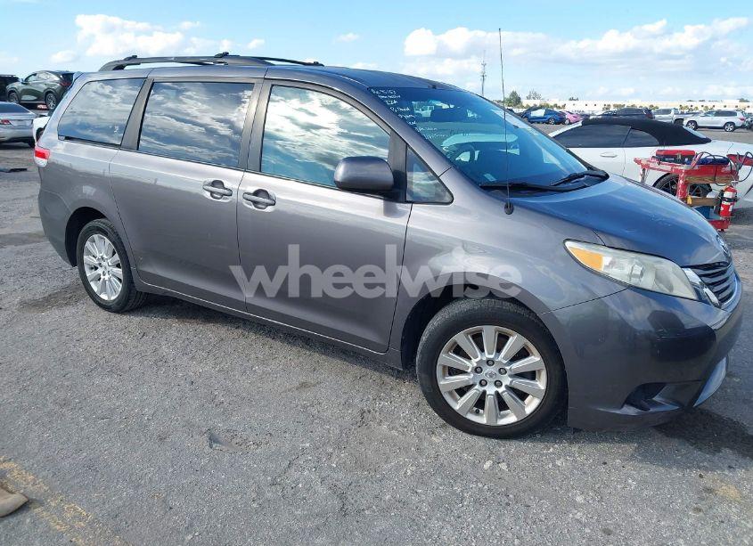 2011 Toyota Sienna LE (VIN 5TDJK3DC5BS029031) main photo