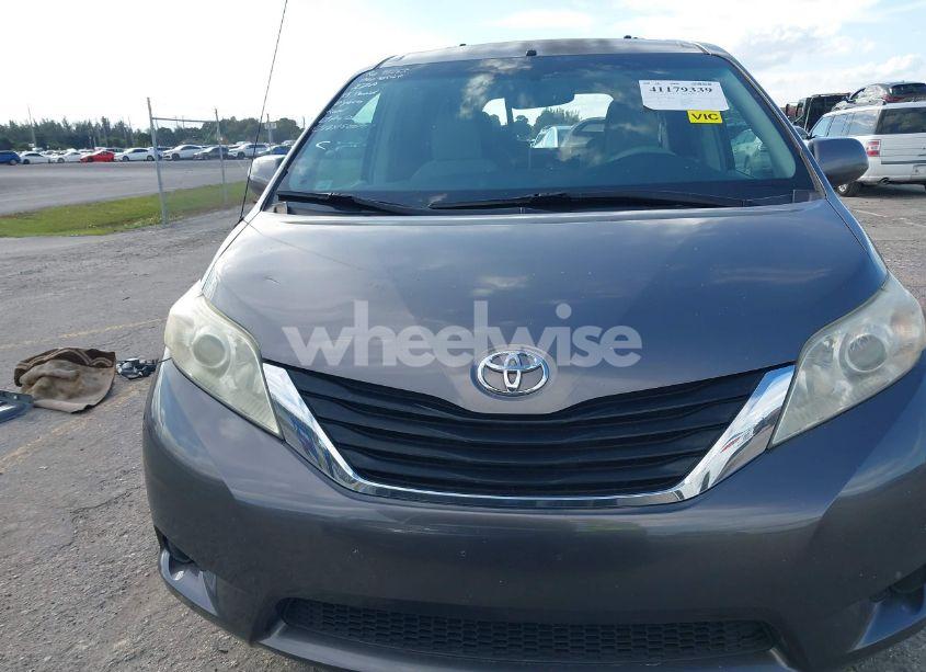 Photo 11 of 2011 Toyota Sienna LE (VIN 5TDJK3DC5BS029031)