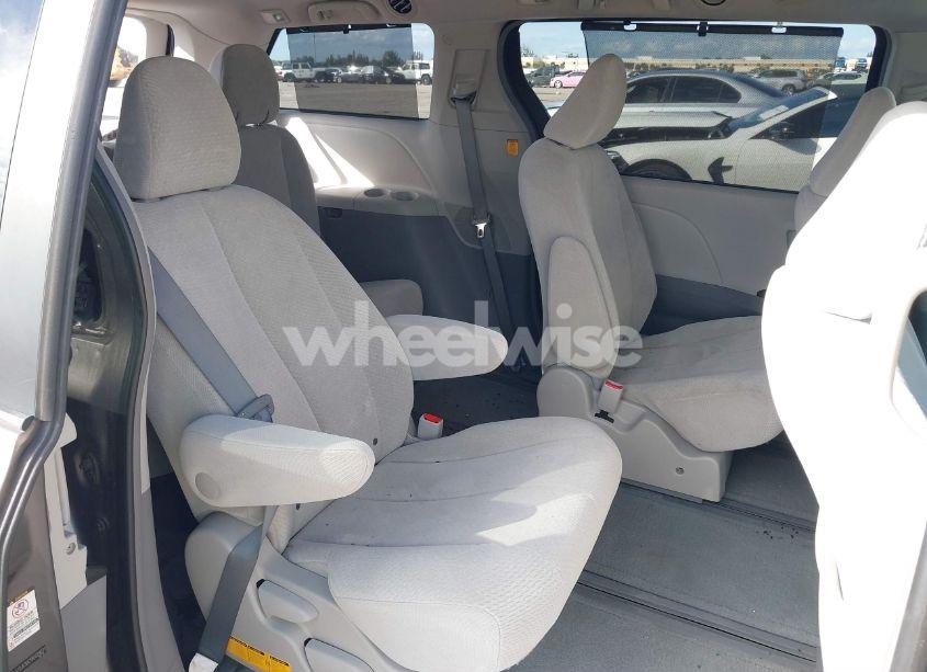Photo 8 of 2011 Toyota Sienna LE (VIN 5TDJK3DC5BS029031)