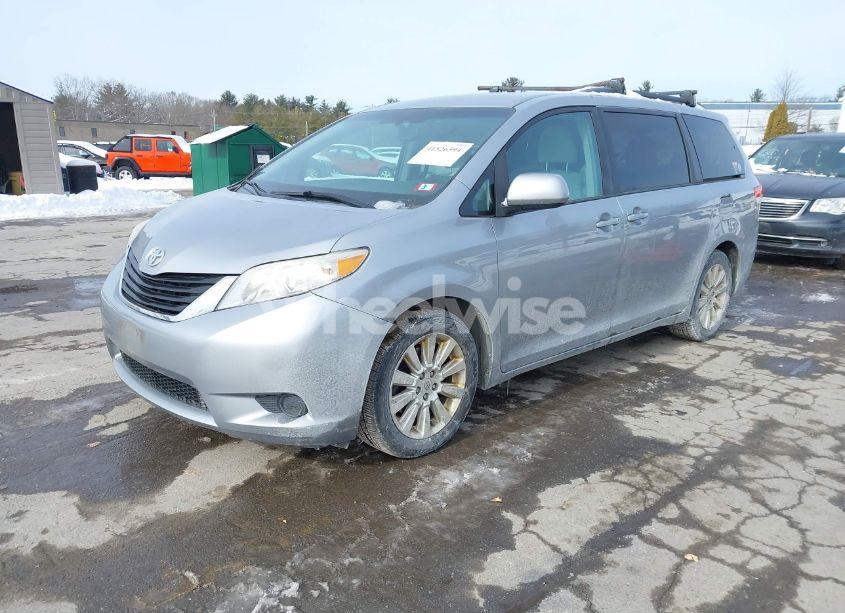 Photo 2 of 2011 Toyota Sienna LE (VIN 5TDJK3DC6BS026526)
