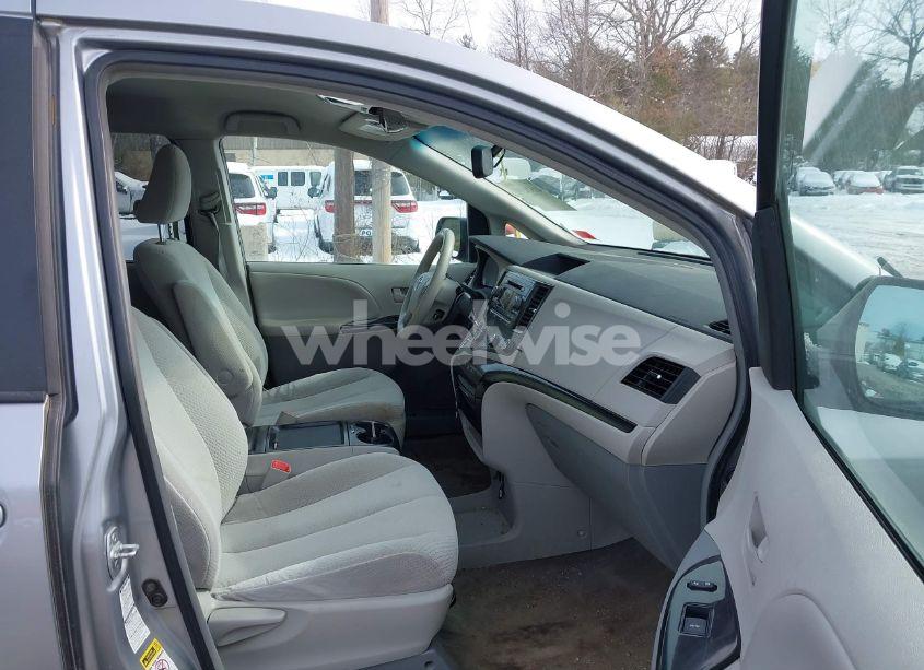 Photo 5 of 2011 Toyota Sienna LE (VIN 5TDJK3DC6BS026526)