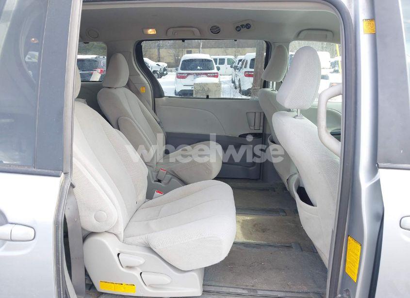 Photo 8 of 2011 Toyota Sienna LE (VIN 5TDJK3DC6BS026526)