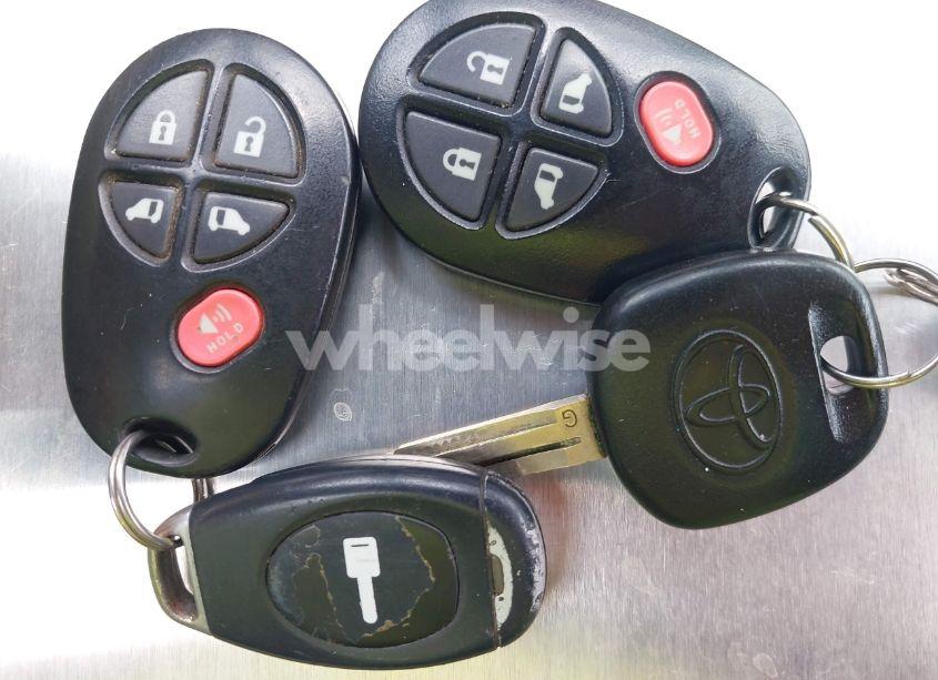 Photo 11 of 2011 Toyota Sienna LE (VIN 5TDJK3DC6BS027191)