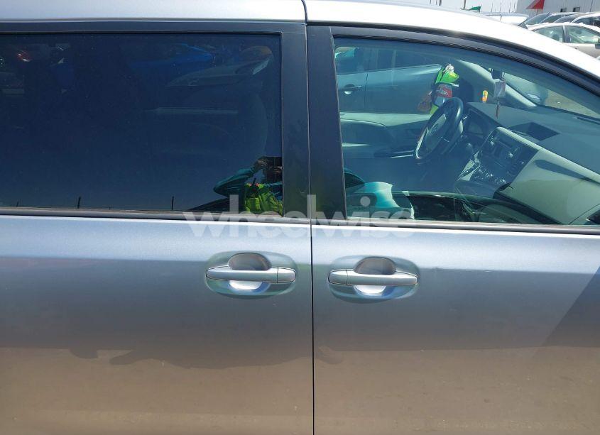 Photo 14 of 2011 Toyota Sienna LE (VIN 5TDJK3DC6BS027191)