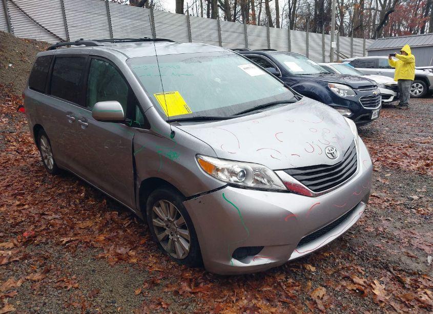 2013 Toyota Sienna LE 7 PASSENGER (VIN 5TDJK3DC6DS060002) main photo