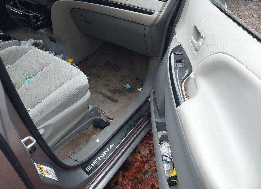 Photo 5 of 2013 Toyota Sienna LE 7 PASSENGER (VIN 5TDJK3DC6DS060002)