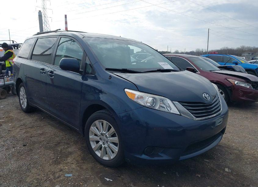 2011 Toyota Sienna LE (VIN 5TDJK3DC9BS023748) main photo