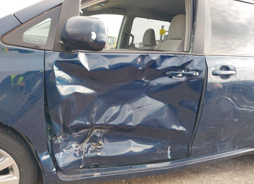 Photo 6 of 2011 Toyota Sienna LE (VIN 5TDJK3DC9BS023748)