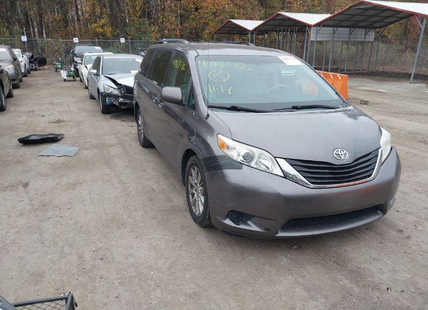 2014 Toyota Sienna LE 7 PASSENGER (VIN 5TDJK3DCXES090735) main photo