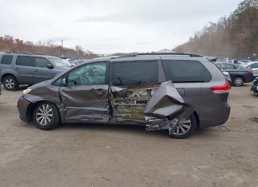 Photo 14 of 2014 Toyota Sienna LE 7 PASSENGER (VIN 5TDJK3DCXES090735)