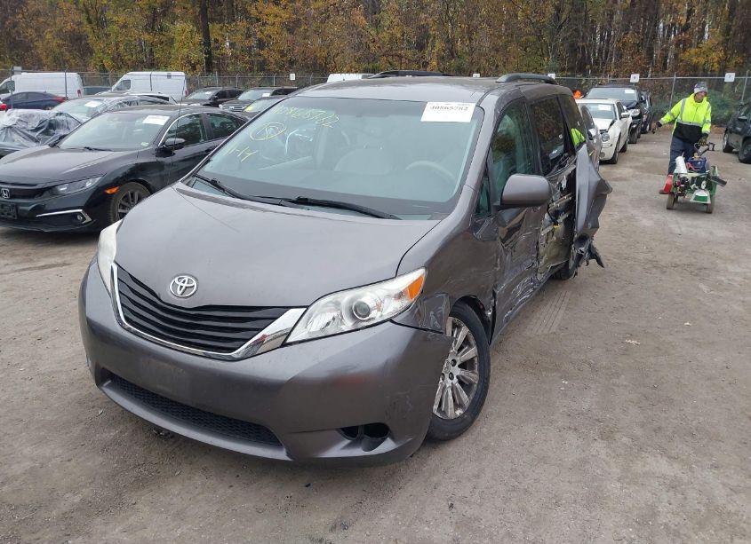 Photo 2 of 2014 Toyota Sienna LE 7 PASSENGER (VIN 5TDJK3DCXES090735)