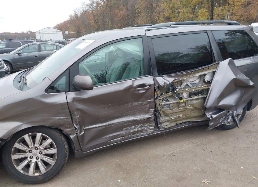 Photo 6 of 2014 Toyota Sienna LE 7 PASSENGER (VIN 5TDJK3DCXES090735)